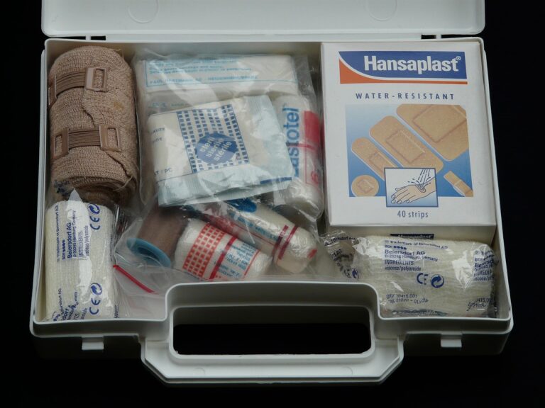 Comment constituer une trousse de premier secours complète : Guide pratique